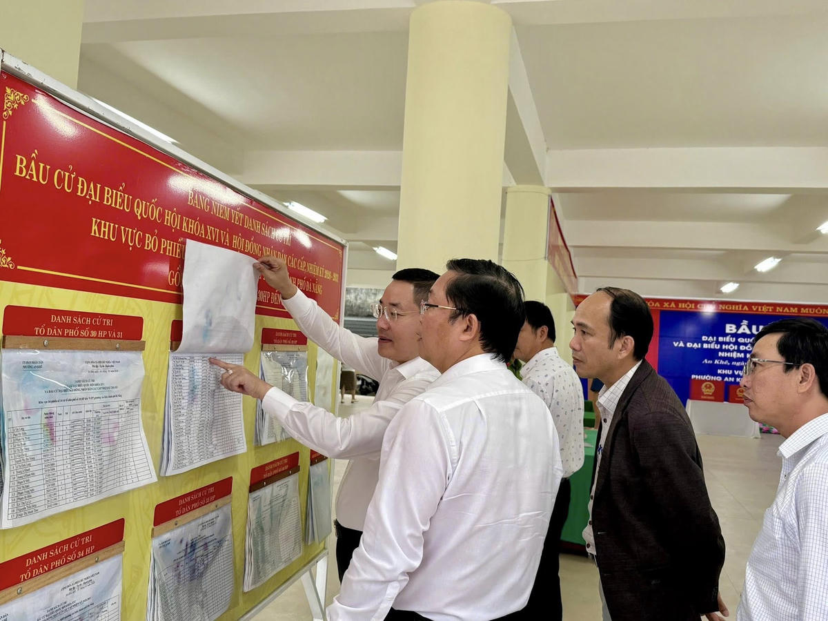 Ông Lê Trí Thanh, Chủ tịch Ủy ban Mặt trận Tổ quốc Việt Nam TP Đà Nẵng kiểm tra công tác chuẩn bị bầu cử tại phường An Khê. Ảnh: Thu Vui.