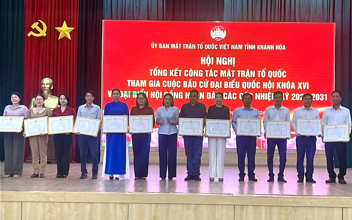 Các tập thể và cá nhân xuất sắc được nhận Bằng khen của Chủ tịch Ủy ban Mặt trận Tổ quốc tỉnh Khánh Hòa trong công tác bầu của đại biểu Quốc hội và đại biểu HĐND các cấp, nhiệm kỳ 2026-2031. Ảnh Thùy Trang