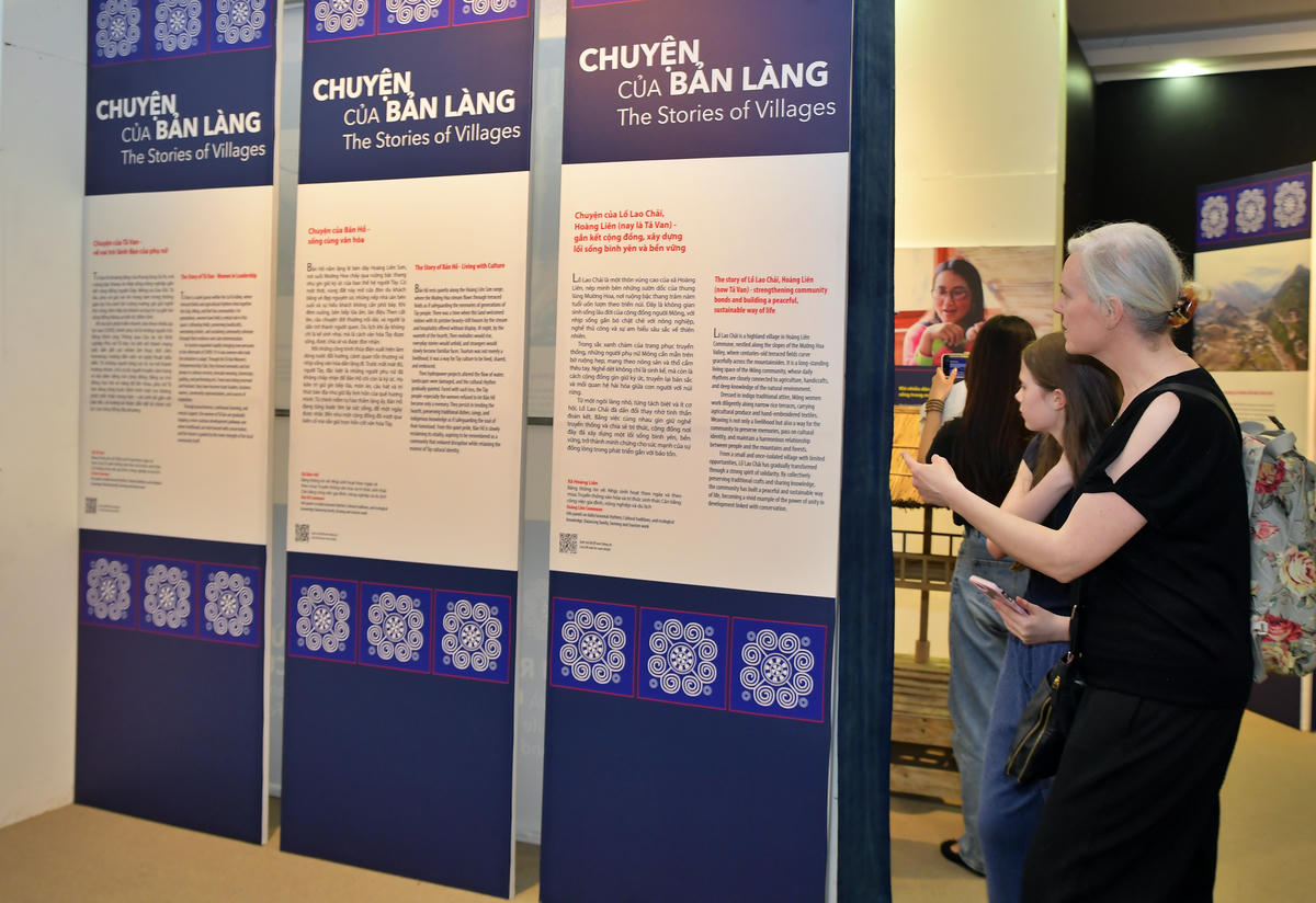 Những vị khách quốc tìm hểu chuyện của bản làng.