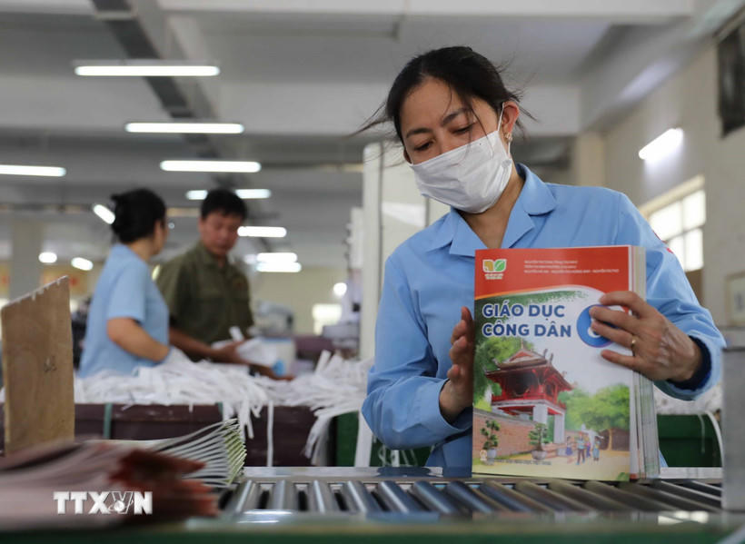 Sách giáo khoa do Nhà xuất bản Giáo dục Việt Nam phát hành. (Ảnh: Thanh Tùng/TTXVN).