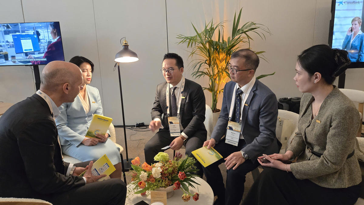 Đại diện Lãnh đạo Nam A Bank làm việc cùng đại diện Ngân hàng Commerzbank.