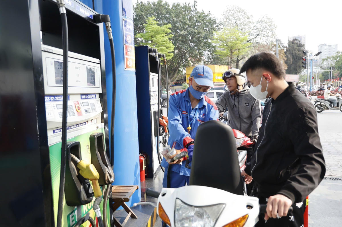 Bổ sung 8.000 tỷ đồng từ tăng thu ngân sách để bình ổn giá xăng dầu
