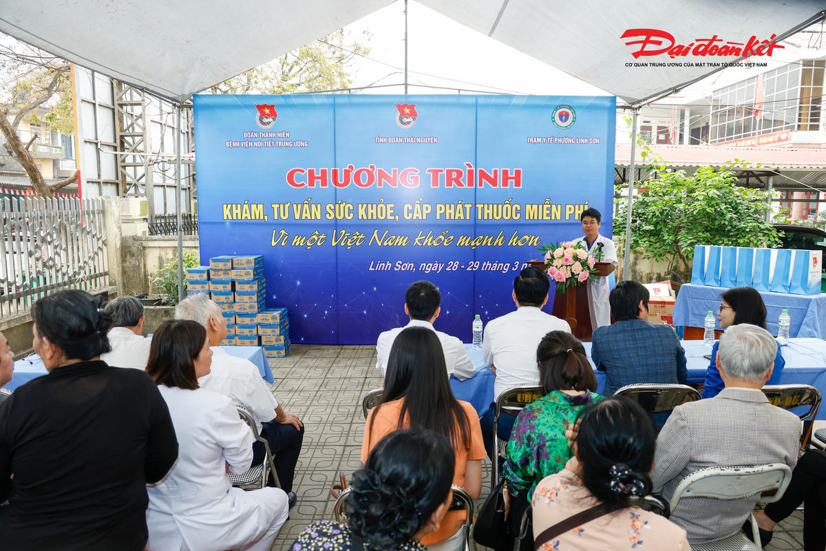 Quang cảnh chương trình khám, tư vấn sức khỏe và cấp phát thuốc miễn phí tại phường Linh Sơn. Ảnh: Quang Vinh.