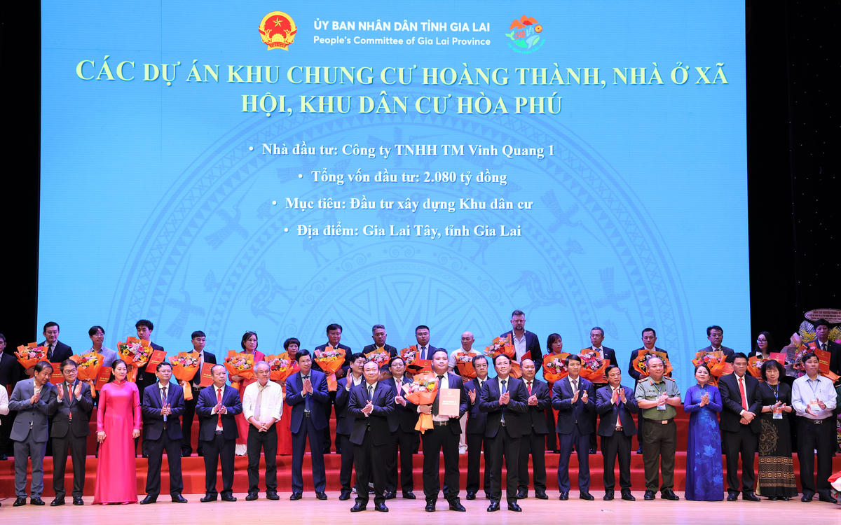 Lãnh đạo tỉnh Gia Lai trao giấy chứng nhận đầu tư cho các doanh nghiệp, công ty. Ảnh: CV.