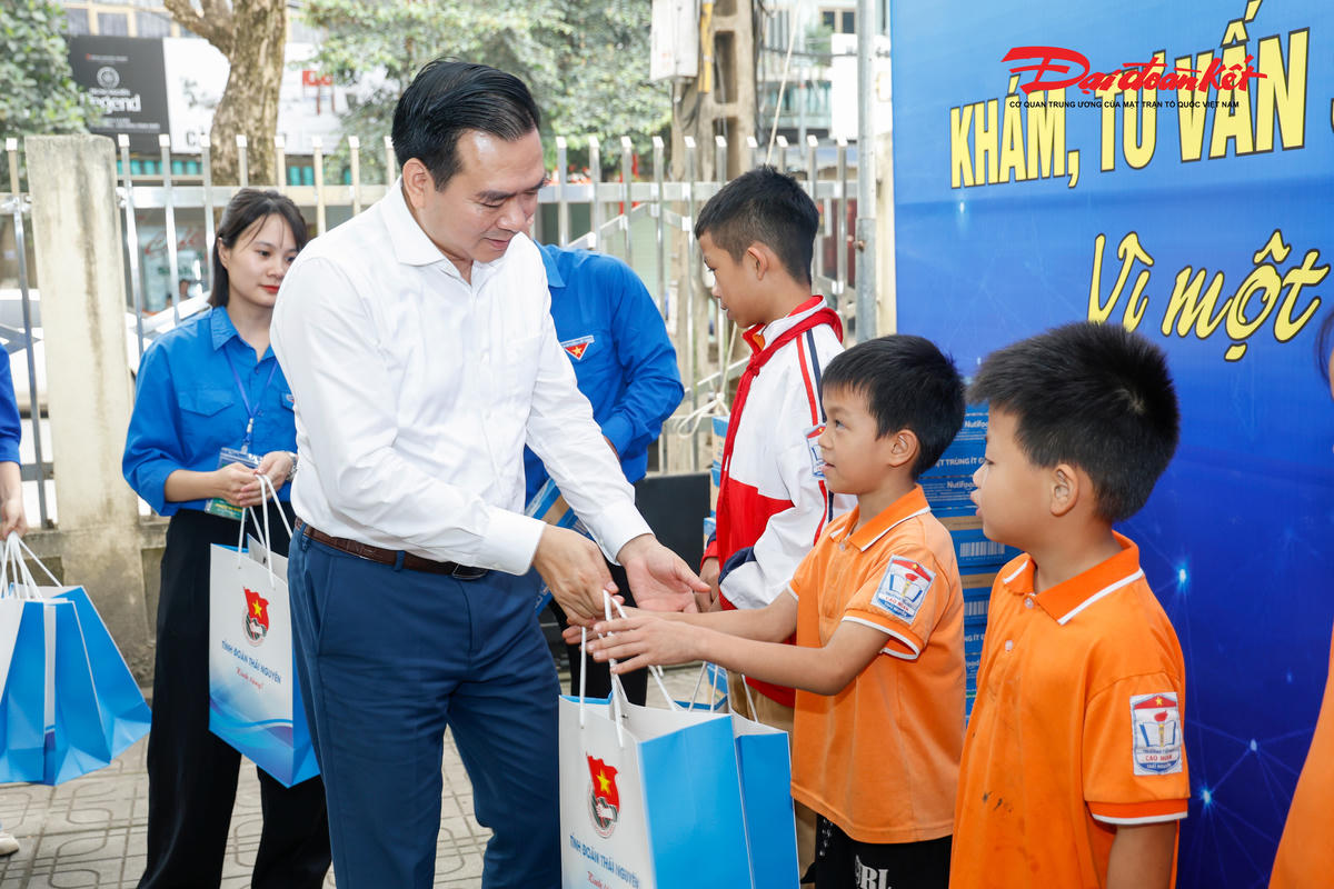 TS. Nguyễn Minh Chung, Ủy viên Ban Thường vụ, Trưởng ban Tuyên giáo và Dân vận Đảng ủy Mặt trận Tổ quốc, các đoàn thể Trung ương tặng quà cho các em học sinh. Ảnh: Quang Vinh.