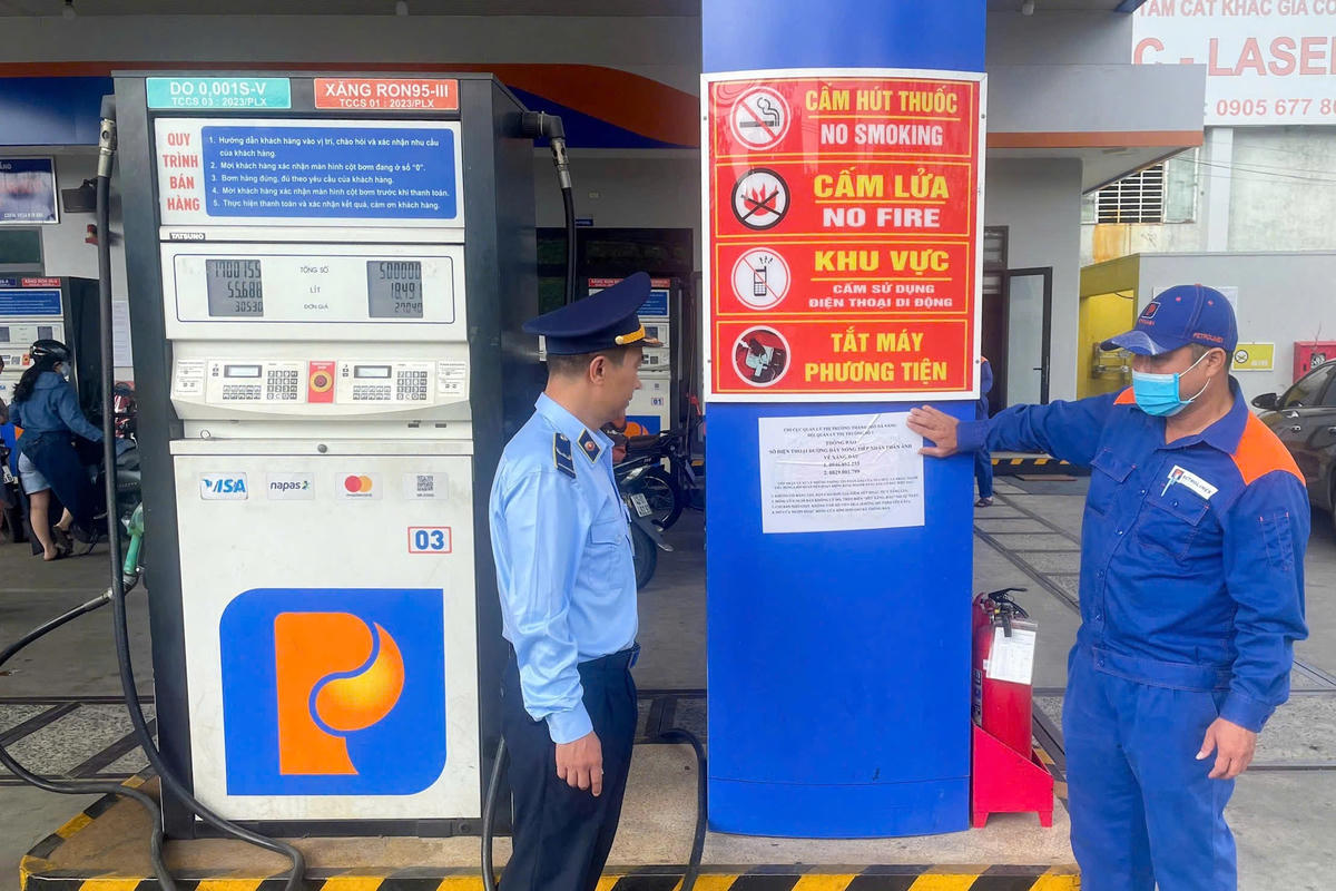 Lực lượng chức năng TP Đà Nẵng tăng cương quản lý hoạt động xăng dầu trên địa bàn. Ảnh: H.V.