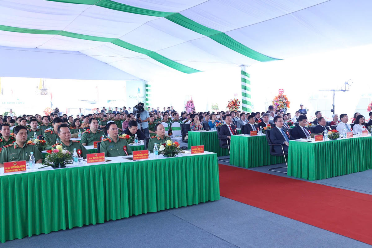 Trung tướng Đặng Hồng Đức - Ủy viên Trung ương Đảng, Thứ trưởng Bộ Công an cùng Ủy viên Dự khuyết Trung ương Đảng, Phó Bí thư Tỉnh ủy Ninh Bình Trần Đăng Quỳnh dự lễ khởi công. Ảnh: CANB.