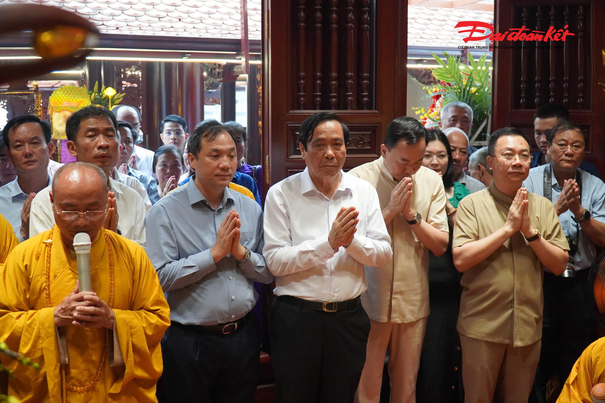 Đại biểu dâng dương làm lễ an vị tượng Đức Đại Vương Dương Đô. Ảnh: Hạnh Nguyên.&nbsp;