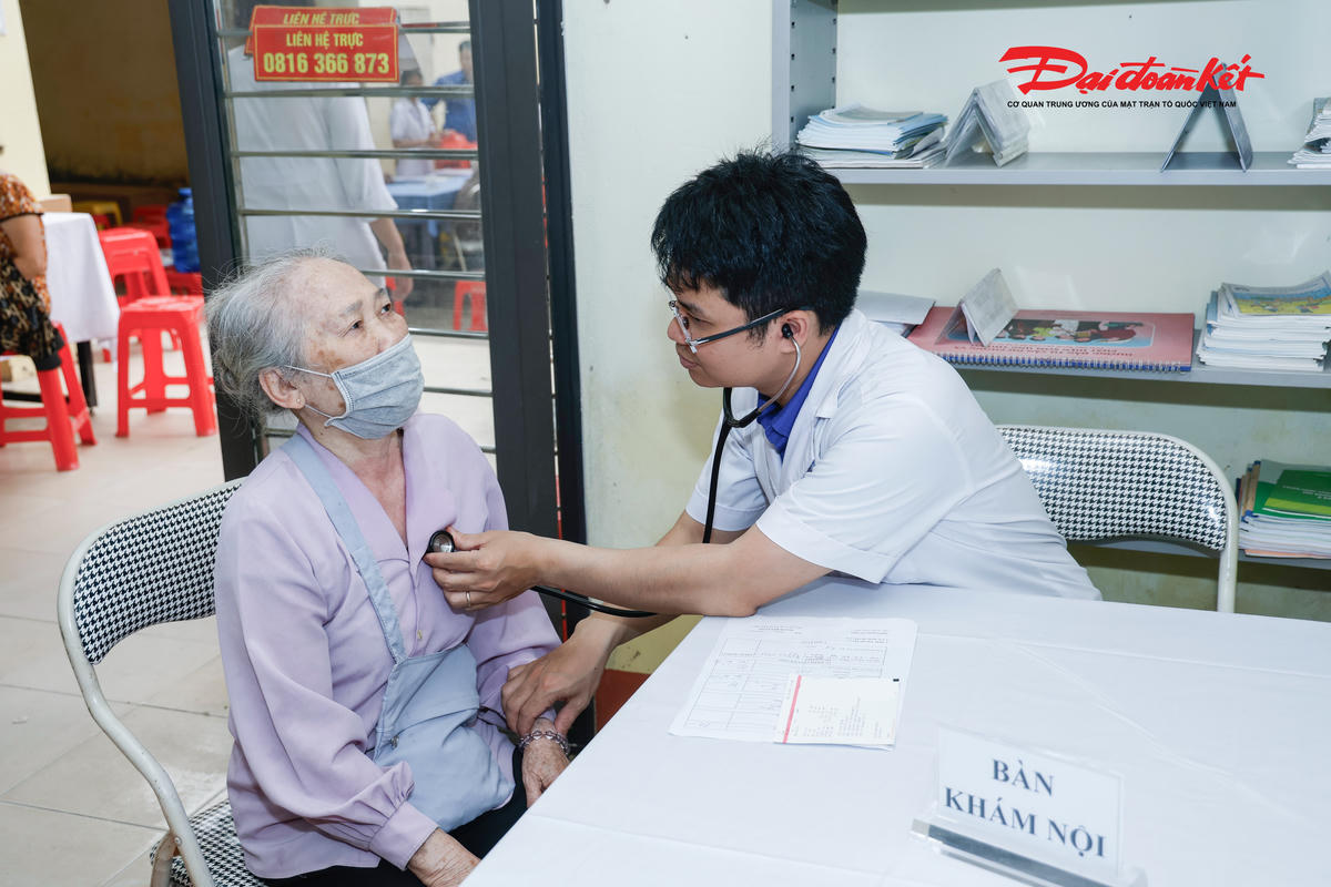 Khoảng 300 người dân thuộc các đối tượng chính sách, người có công, người cao tuổi, người khuyết tật, phụ nữ, trẻ em, cán bộ, chiến sĩ và các hộ gia đình bị ảnh hưởng nặng nề bởi bão lũ năm 2025 đã được khám bệnh, tư vấn sức khỏe và cấp phát thuốc miễn phí. Ảnh: Quang Vinh.