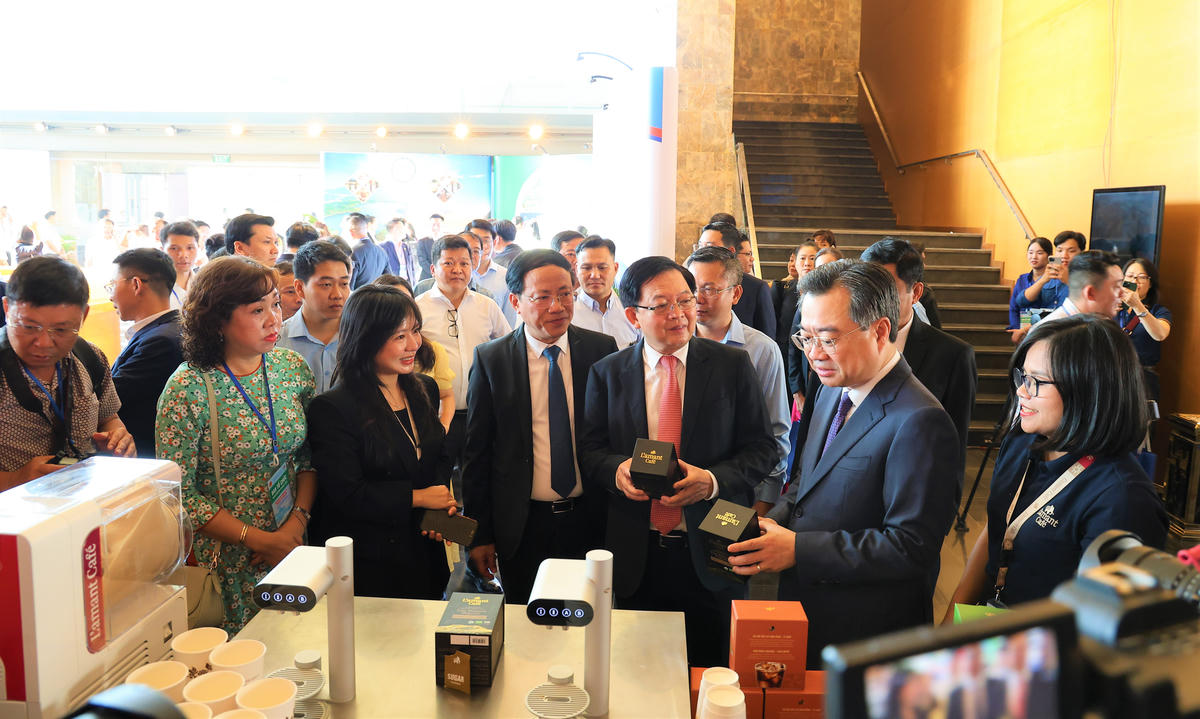 Ông Nguyễn Thanh Nghị (bên phải, thứ 2), Trưởng Ban Chính sách, Chiến lược Trung ương cùng Phó Thủ tướng Chính phủ Hồ Quốc Dũng thăm các gian hàng tại hội nghị Xúc tiến đầu tư tỉnh Gia Lai năm 2026. Ảnh: CV.