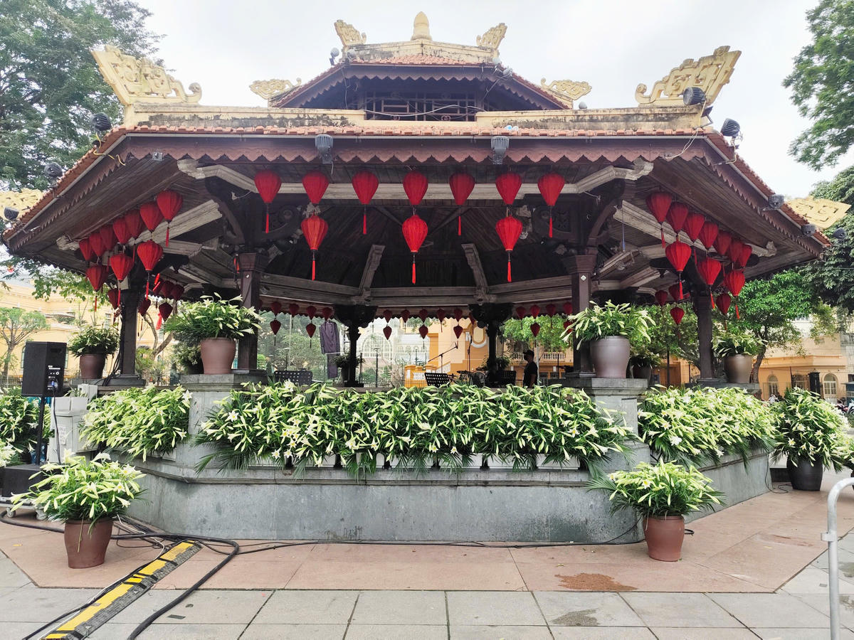 Hàng nghìn bông hoa loa kèn được trang trí tại không gian Nhà Bát Giác.