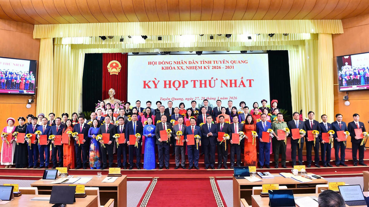 Thường trực Tỉnh ủy Tuyên Quang chúc mừng các đại biểu được bầu vào HĐND tỉnh khóa XX nhiệm kỳ 2026-2031. Ảnh: Đ.S.