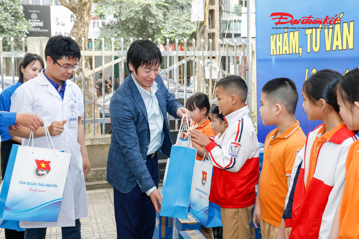 TS. Nguyễn Văn Hanh, Phó Trưởng ban Công tác hội quần chúng, Trung ương MTTQ Việt Nam tặng quà cho các em học sinh. Ảnh: Quang Vinh.