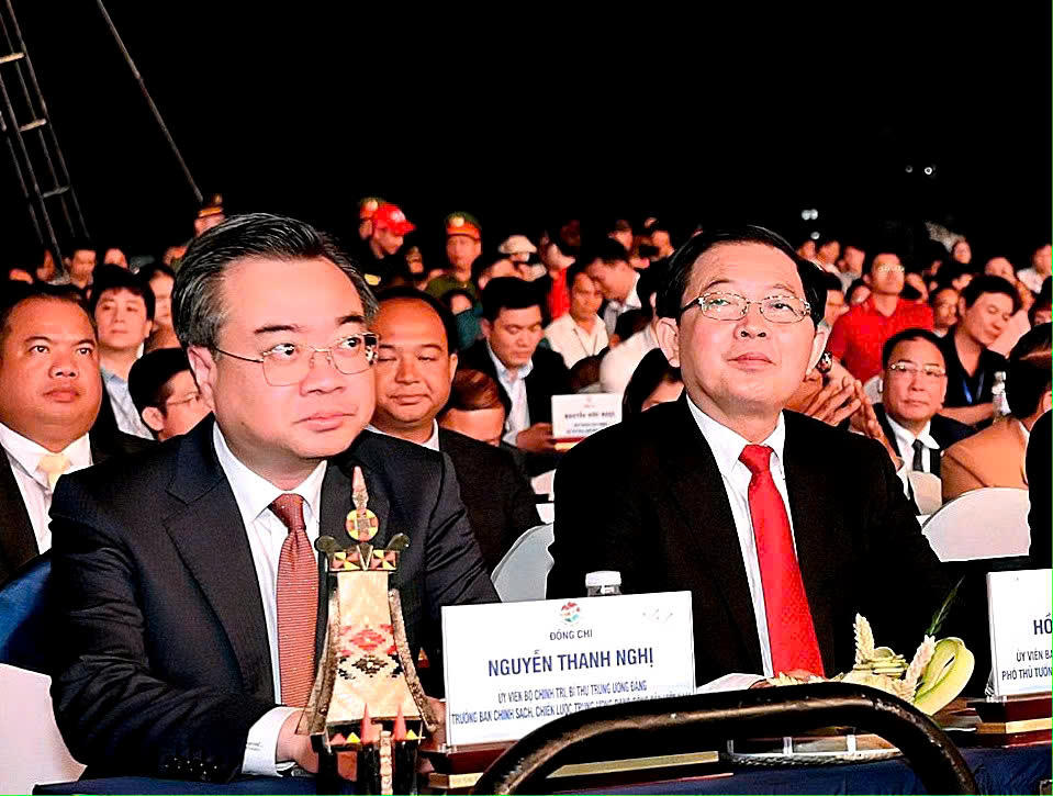 Ông Nguyễn Thanh Nghị (bên trái), Trưởng Ban Chính sách,&nbsp;Chiến lược Trung ương cùng Phó Thủ tướng Chính phủ Hồ Quốc Dũng tham dự buổi lễ. Ảnh: CV.