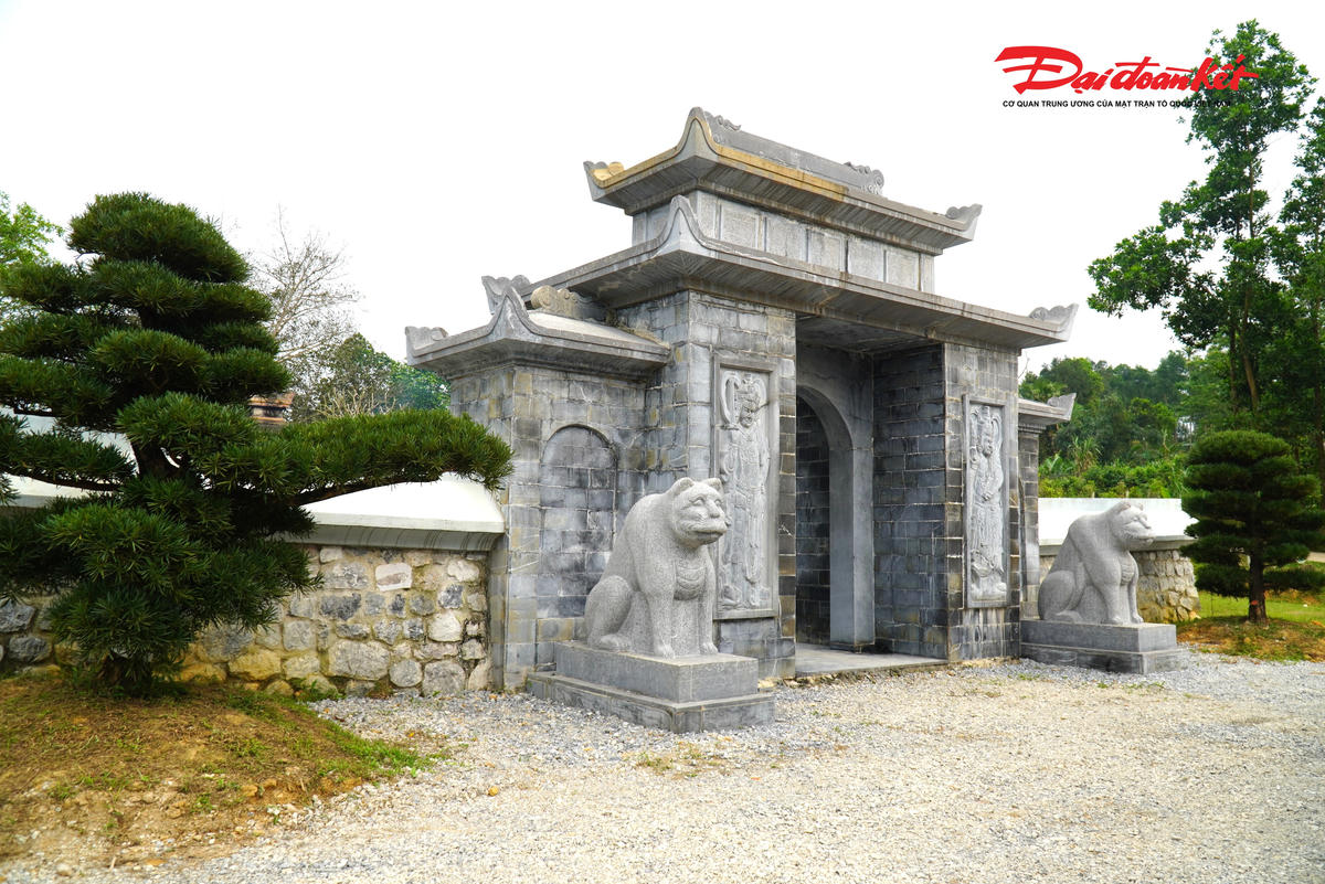 Cổng vào khu lăng mộ được xây dựng uy nghi. Ảnh: Hạnh Nguyên.