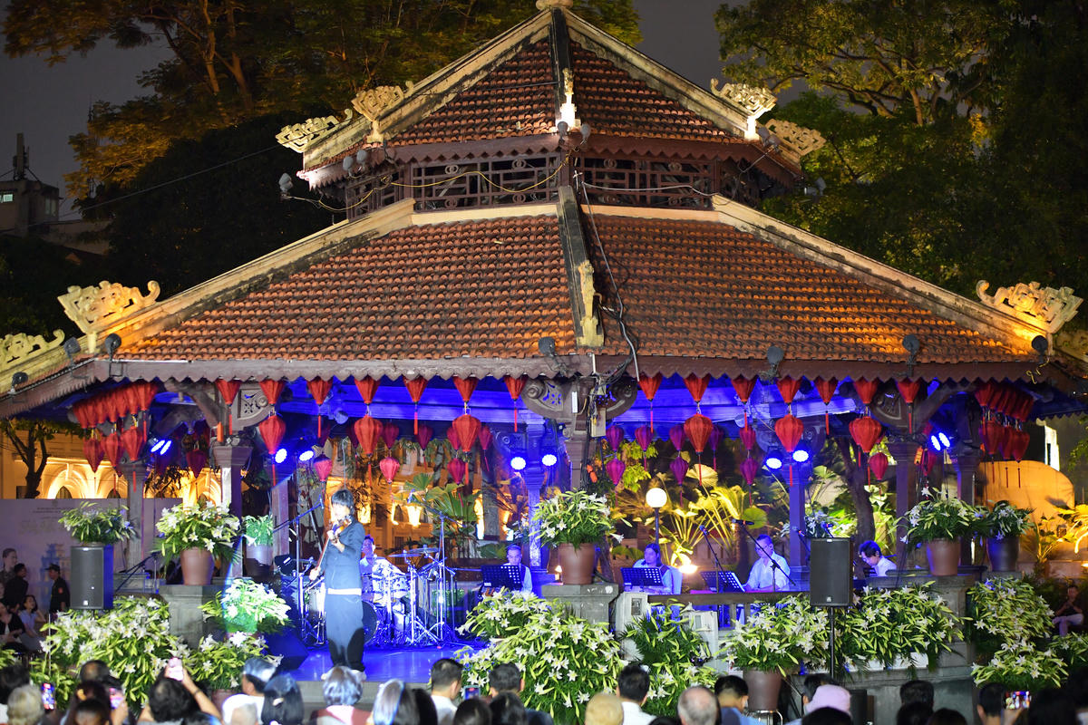 Không gian Nhà Bát Giác lung linh huyền ảo.