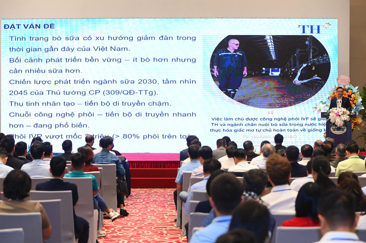 Ông Trần Trung Mỹ, Giám đốc QA, Tập đoàn TH trình bày về công nghệ phôi. Ảnh: Tùng Đinh