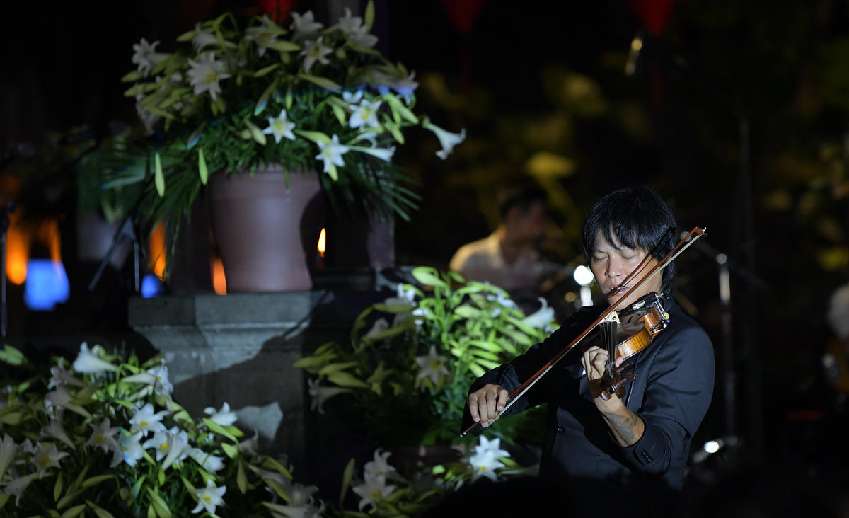 Nổi bật là nghệ sĩ violin Anh Tú – linh hồn của chương trình, người dẫn dắt toàn bộ mạch cảm xúc bằng tiếng đàn khi da diết, khi bùng nổ.