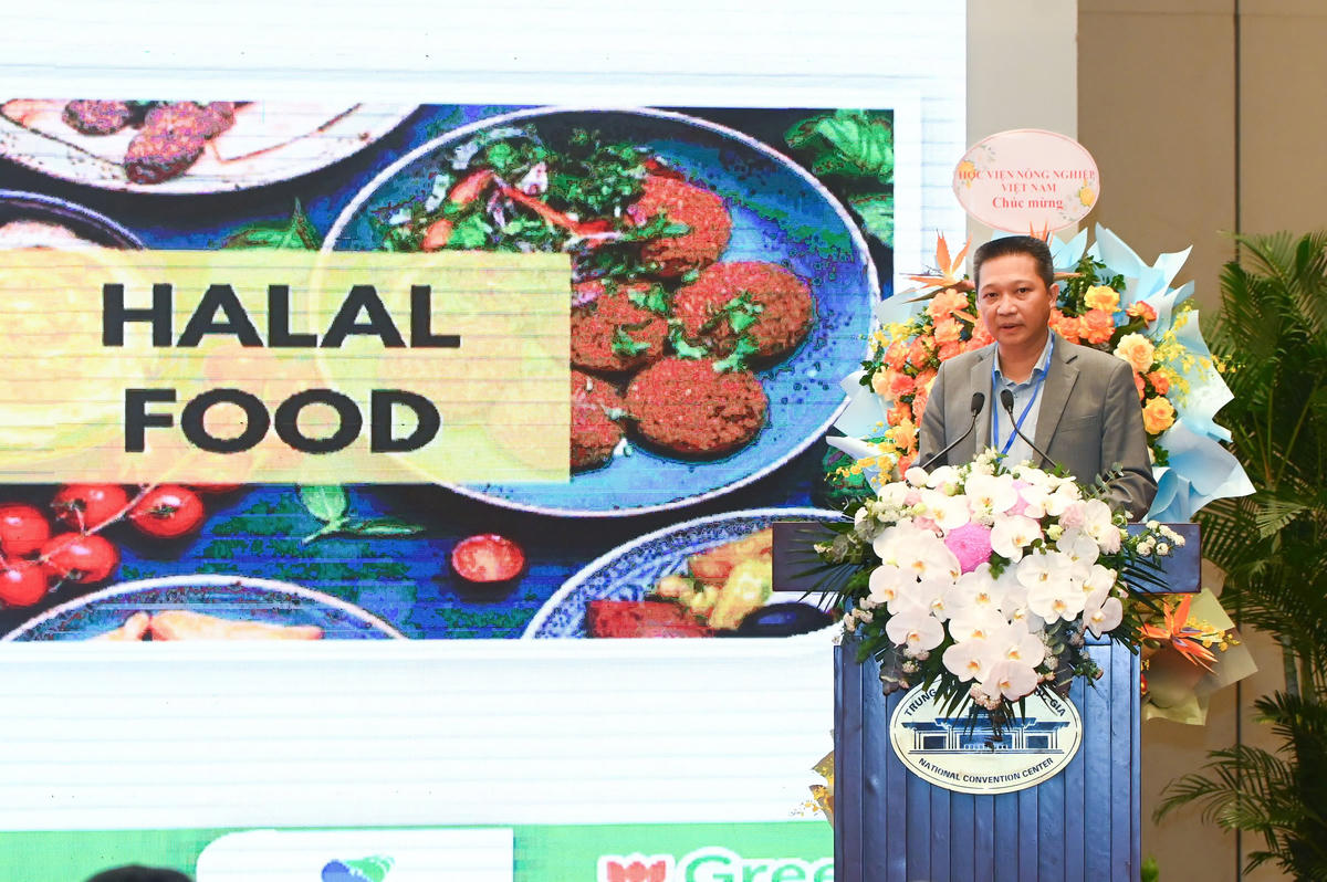 Ông Nguyễn Quang Hiếu, Giám đốc Đối ngoại, De Heus Việt Nam trình bày về phát triển thịt gà cho thị trường Halal. Ảnh: Tùng Đinh