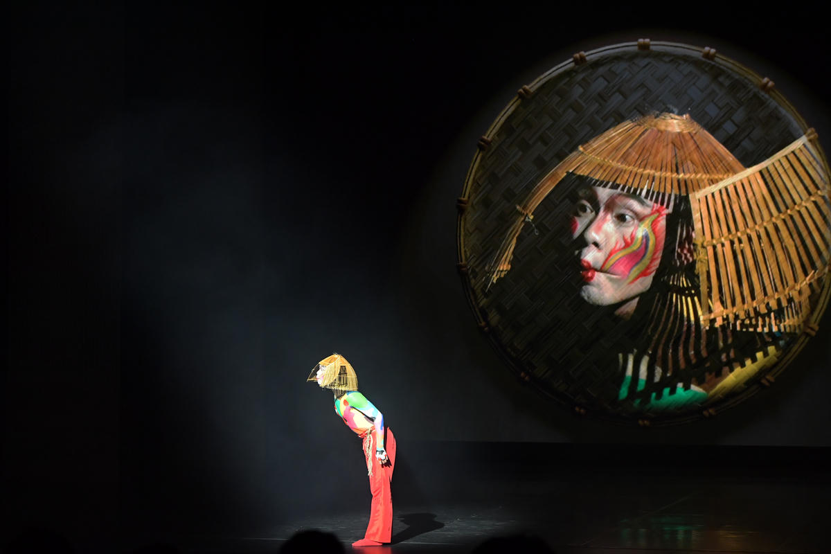 Chú hè trong trong tạo hình mang lại tính giải chí của vở diễn