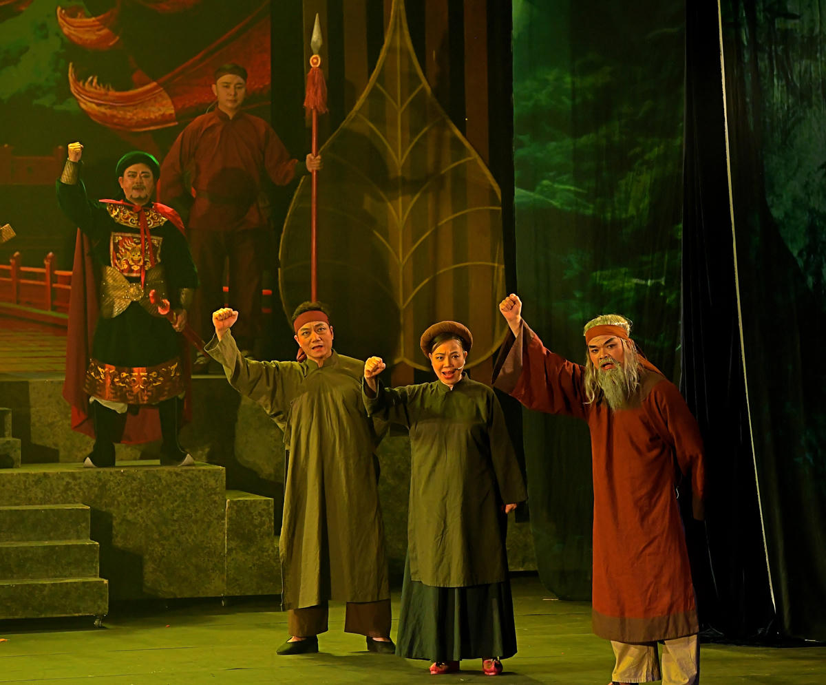 Tái hiện hình ảnh tướng sĩ, cùng các bô lão thể hiện quyết tâm đánh giặc.