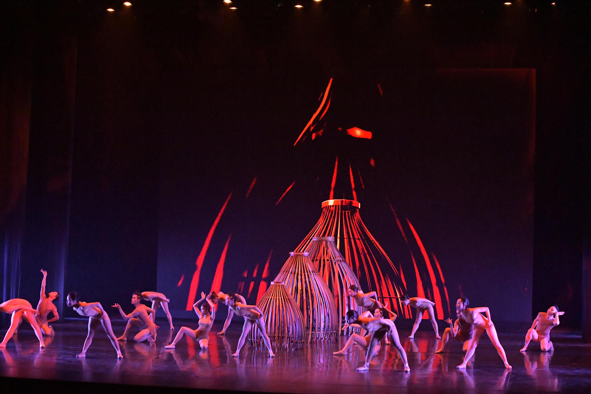 Chuyển động xoắn, cuộn, trượt trở thành ngôn ngữ chủ đạo, gợi nhịp điệu lao động của cư dân nông nghiệp vùng văn minh lúa nước.