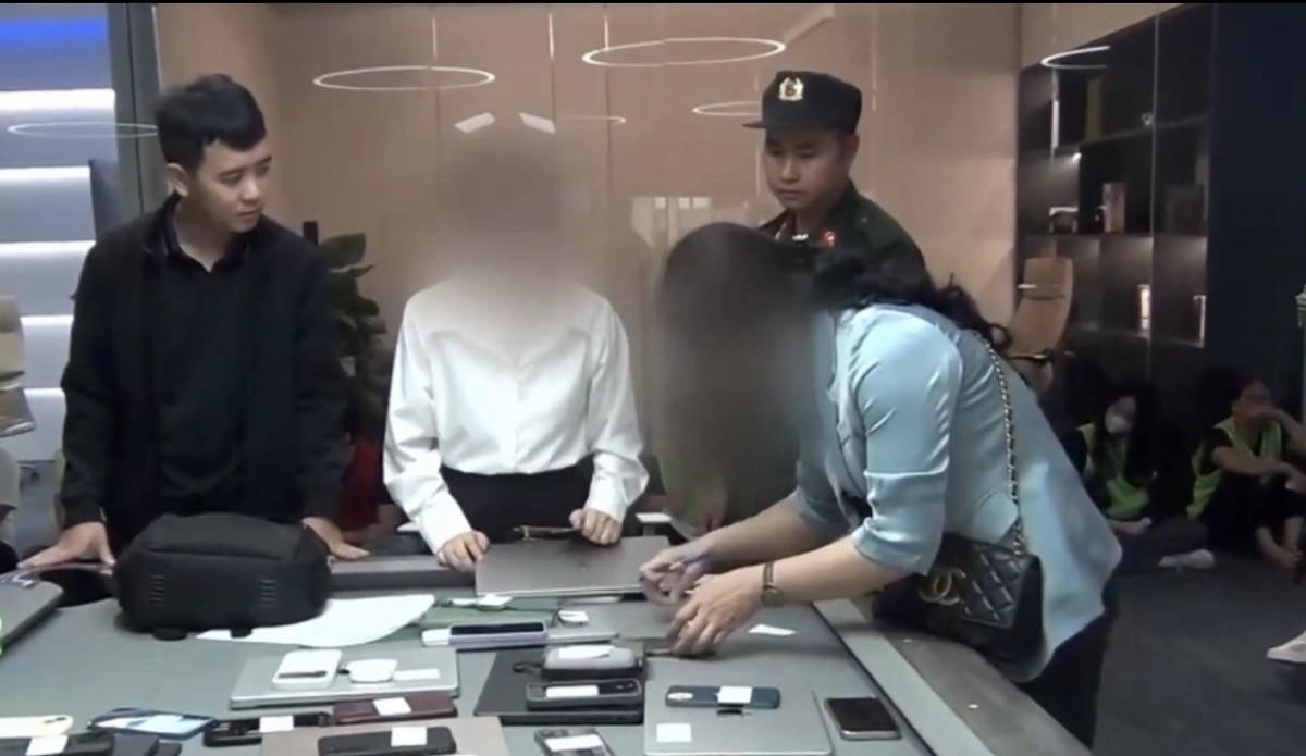 Cơ quan điều tra khám xét các công ty thuộc hệ sinh thái của sàn tiền ảo ONUS. Ảnh: VTV