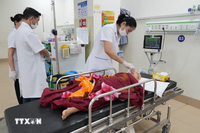 Bệnh nhân nhi 5 tuổi được bác sỹ bệnh viên đa khoa Vĩnh Phúc tích cực cấp cứu, điều trị. (Ảnh: Nguyễn Thảo/ TTXVN).