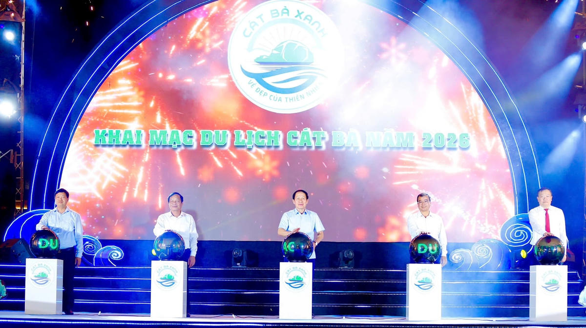 Lãnh đạo TP Hải Phòng và đặc khu Cát Hải nhấn nút khai mạc du lịch Cát Bà 2026. Ảnh: Hoàng Phước. 