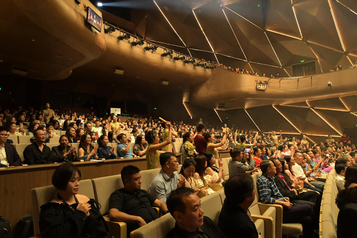 Cả không gian&nbsp;Nhà hát Hồ Gươm vang rộn tiếng võ tay tán thưởng của khán giả khi vở diễn kết thúc.