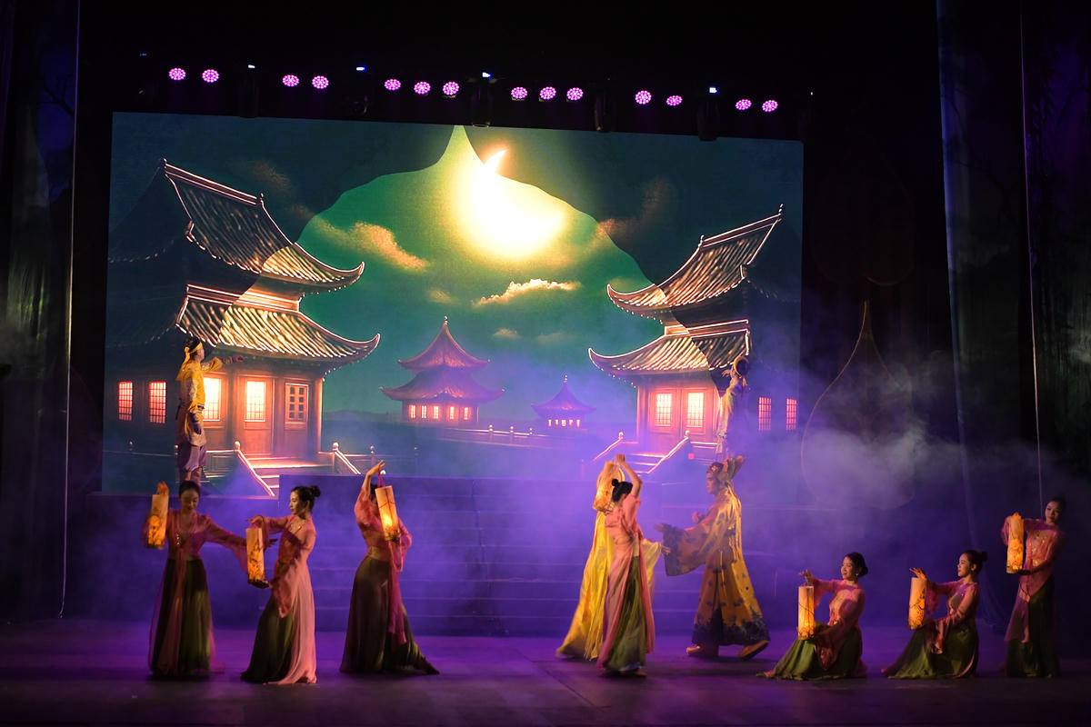 Cải lương được chắt lọc kỹ lưỡng, có điểm nhấn đặc biệt, tạo lớp lang rõ ràng.

