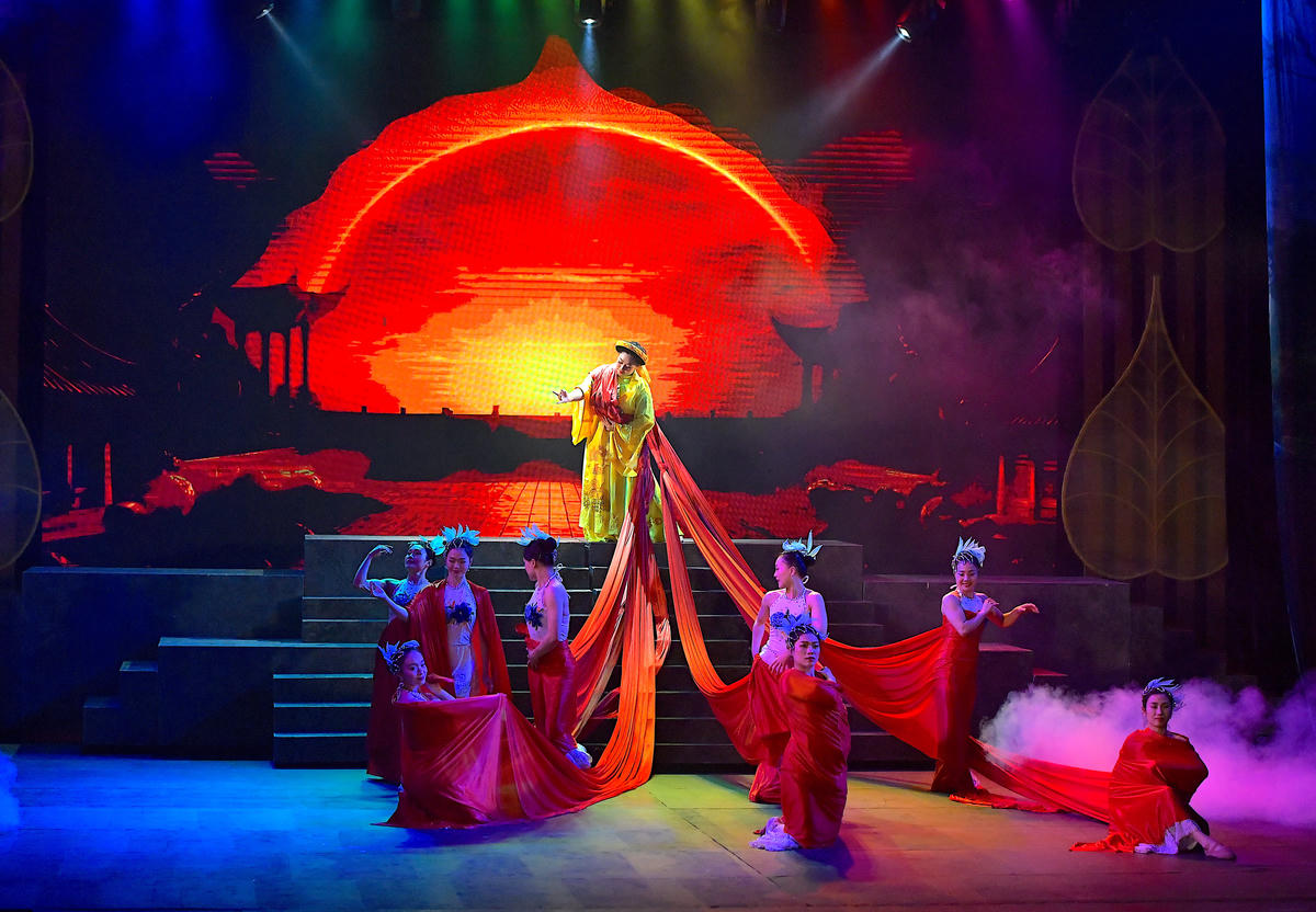 Hai loại hình xiếc - cải lương, được kết hợp một cách nhuần nhuyễn minh họa, bổ trợ và làm giàu cảm xúc cho mạch tự sự của vở diễn.