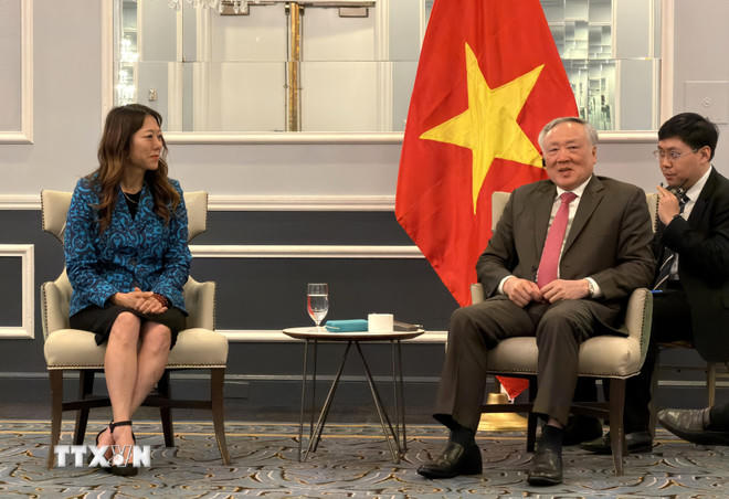 Phó Thủ tướng Thường trực Nguyễn Hòa Bình tiếp bà Fiona Ma, Bộ trưởng Tài chính bang California. (Ảnh: Ngọc Quang/TTXVN).