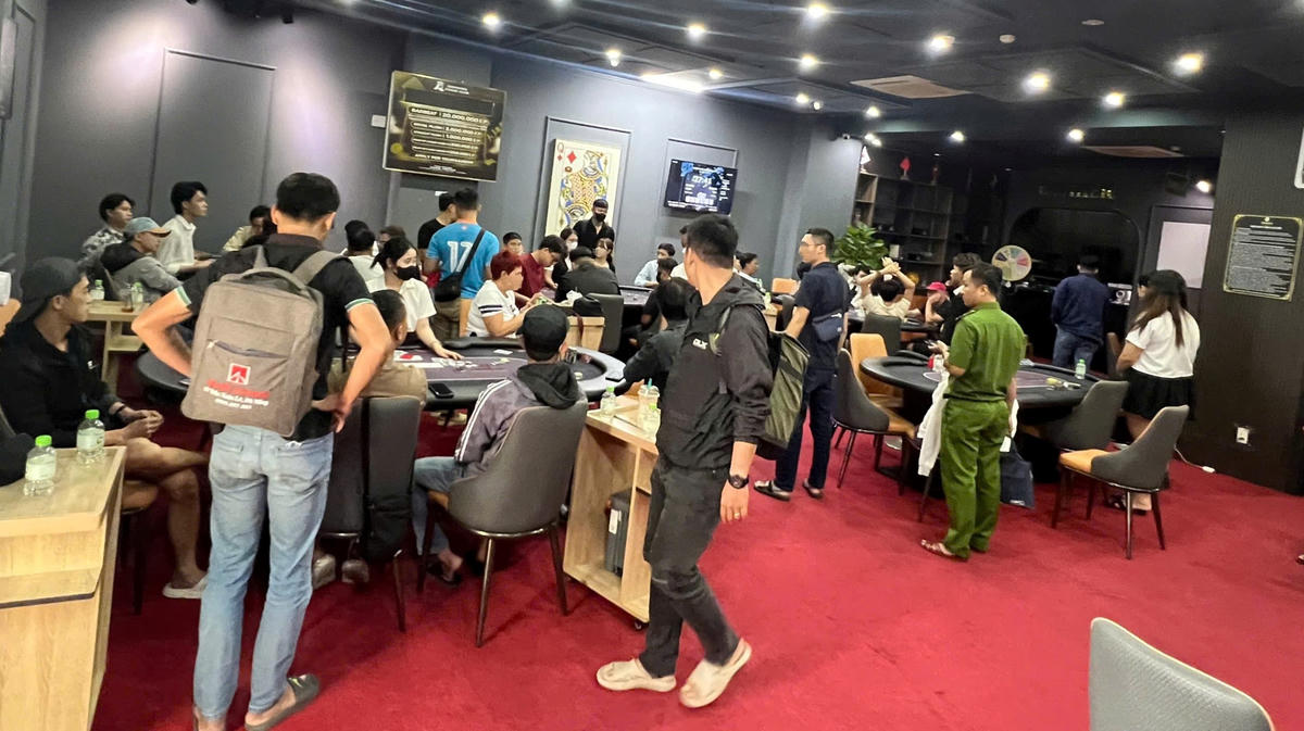 Lực lượng Công an TP Đà Nẵng phát CLB Poker tổ chức đánh bạc trái phép. Ảnh: CV.