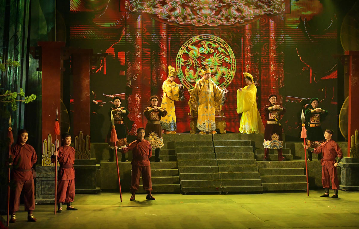 Ê – kíp sáng tạo đã gói gọn, cô đọng các diễn biến trong cuộc đời Đức Vua - Phật hoàng Trần Nhân Tông, với tổng thời lượng là 95 phút. Đây là kỳ tích với một vở cải lương truyền thống.