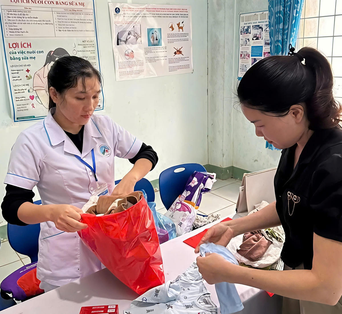 Các y, bác sĩ Trung tâm y tế Tu Mơ Rông chuẩn bị tủ đồ sơ sinh 0 đồng đến sản phụ khó khăn. Ảnh: CV.