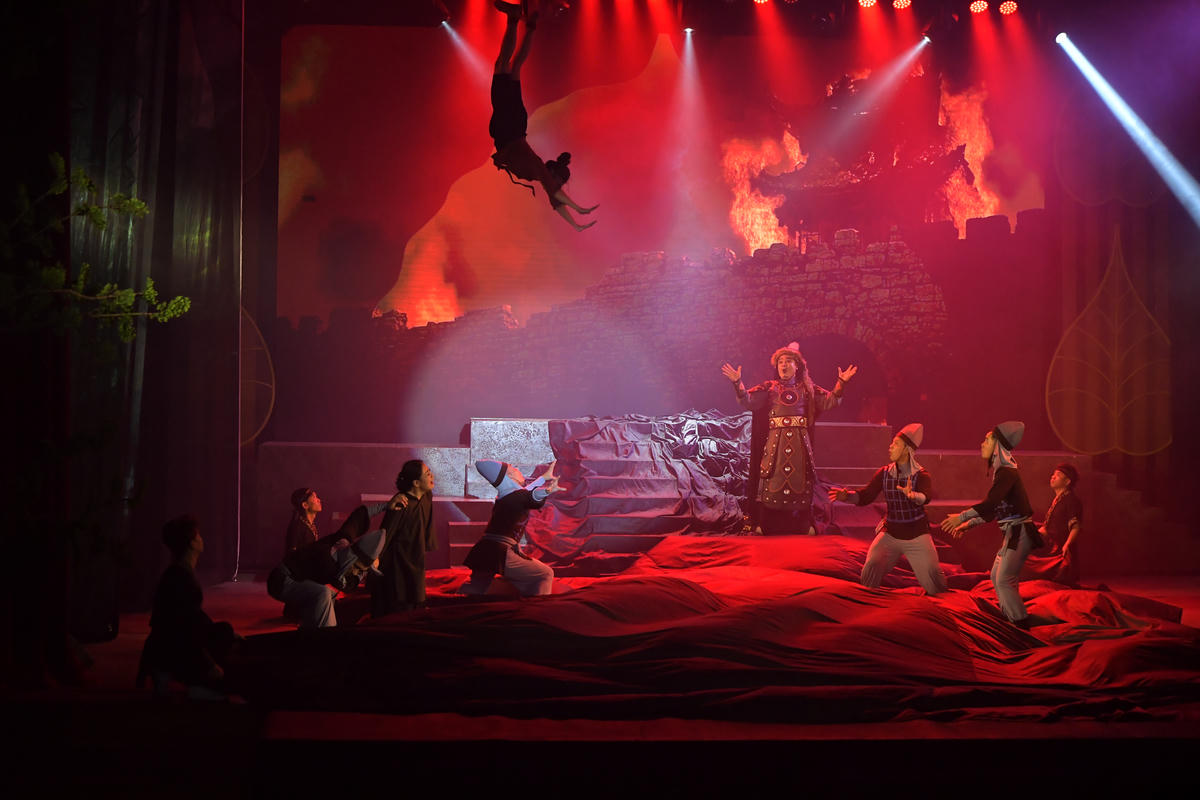 Tái hiện cảnh quân giặc xâm lược.