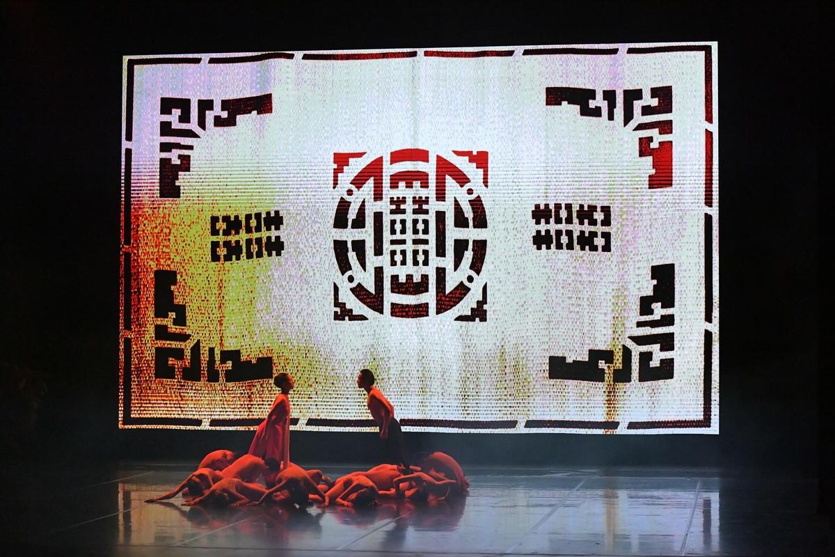 Những chất liệu này không chỉ xuất hiện mà nó trở thành một phần hoà quyện vào ngôn ngữ múa.