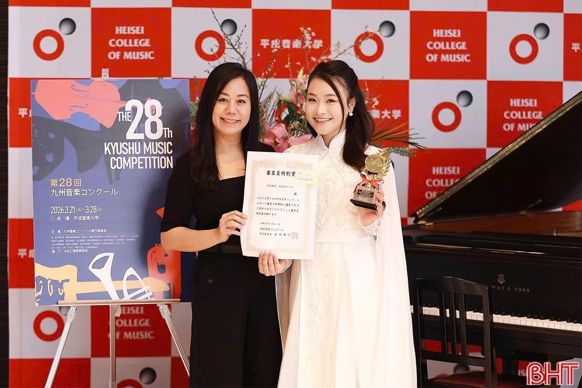 Vân Anh chia sẻ niềm vui với Thạc sĩ Trần Trang - giảng viên Khoa Piano Học viện Âm nhạc Quốc gia Việt Nam, người đồng hành với nữ sinh tại cuộc thi ở Nhật Bản.