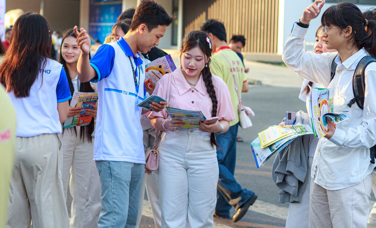 Tìm hiểu thông tin tuyển sinh tại Ngày hội Tư vấn tuyển sinh 2026. Ảnh: CTU.