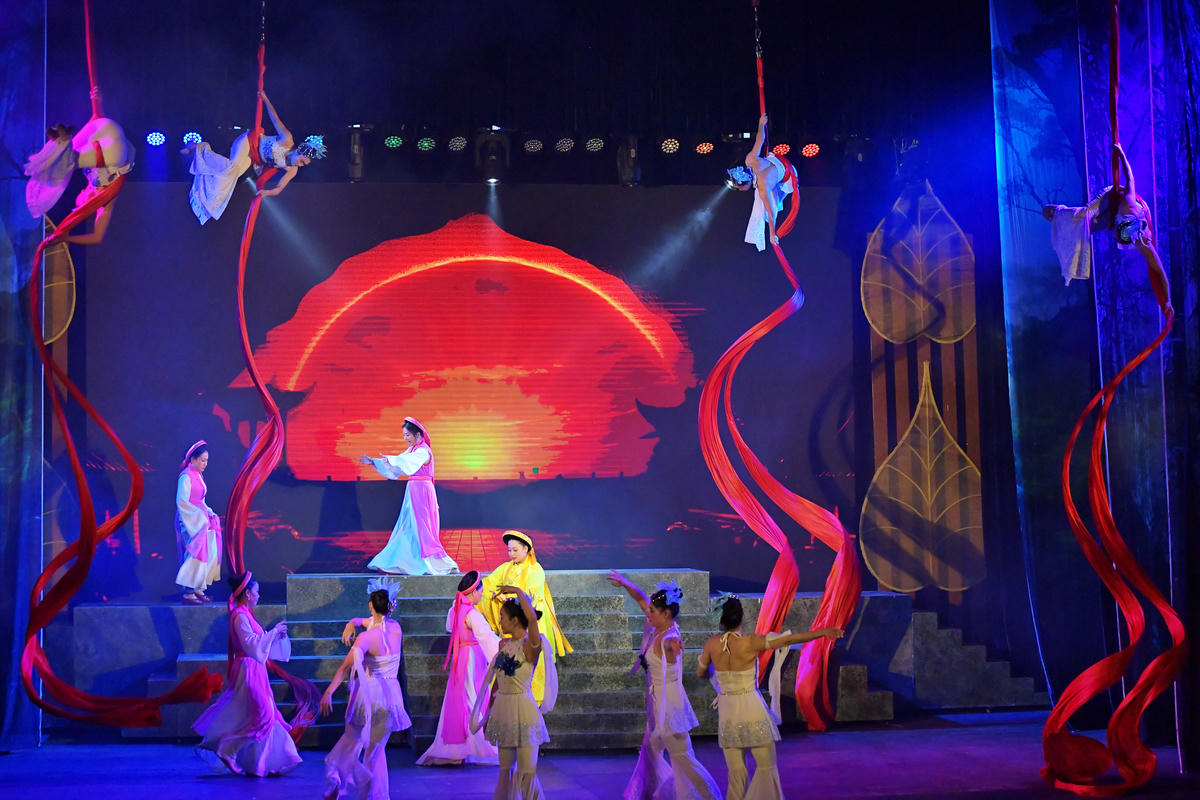 Hoạt cảnh vua Trần Nhân Tông ra đời với sự kết hợp màn đu dây trên cao.