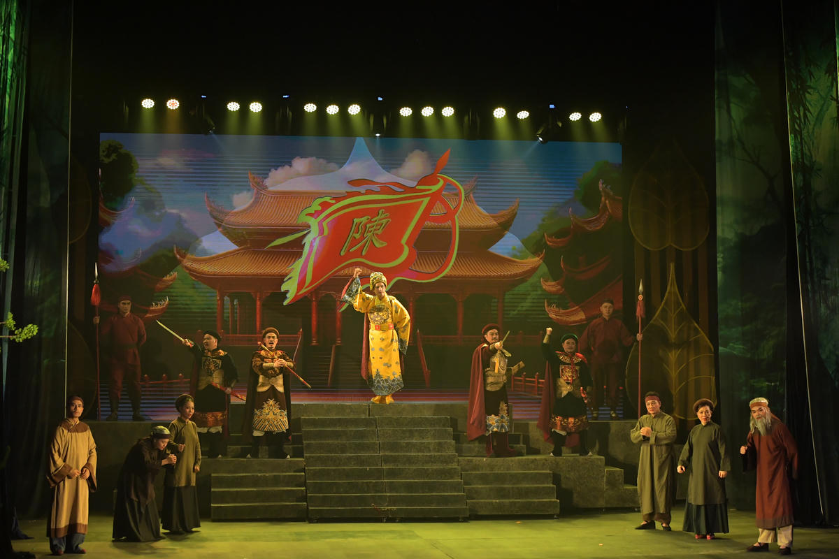 Đức Vua Trần Nhân Tông cùng các bô lão, tướng sĩ thể hiện lòng quyết tâm đánh giặc.