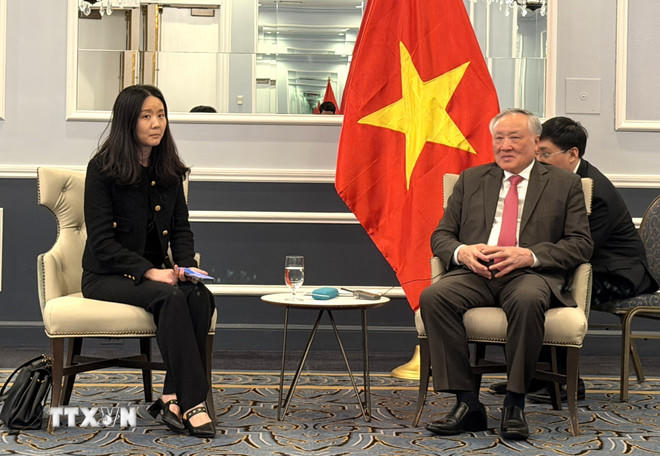 Phó Thủ tướng Thường trực Nguyễn Hòa Bình tiếp bà Hong Fang, Chủ tịch Công ty OKX. (Ảnh: Ngọc Quang/TTXVN).