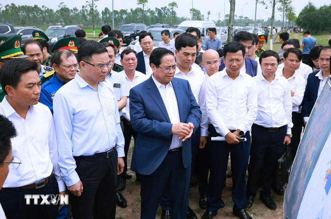 Thủ tướng khảo sát dự án kho dự trữ xăng dầu thuộc Khu Kinh tế Nghi Sơn. (Ảnh: Dương Giang/TTXVN).