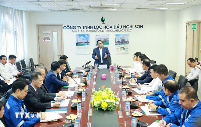 Thủ tướng Phạm Minh Chính làm việc với lãnh đạo Công ty trách nhiệm hữu hạn Lọc hoá dầu Nghi Sơn. (Ảnh: Dương Giang/TTXVN).