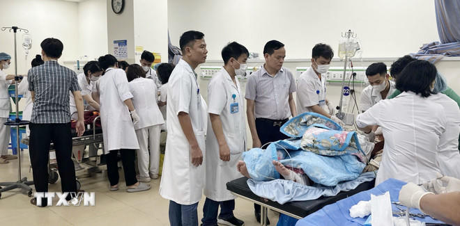 Bệnh viên Đa khoa Vĩnh Phúc, tỉnh Phú Thọ huy động nhân lực cứu chữa nạn nhân vụ tại nạn. (Ảnh: Nguyễn Thảo/TTXVN).