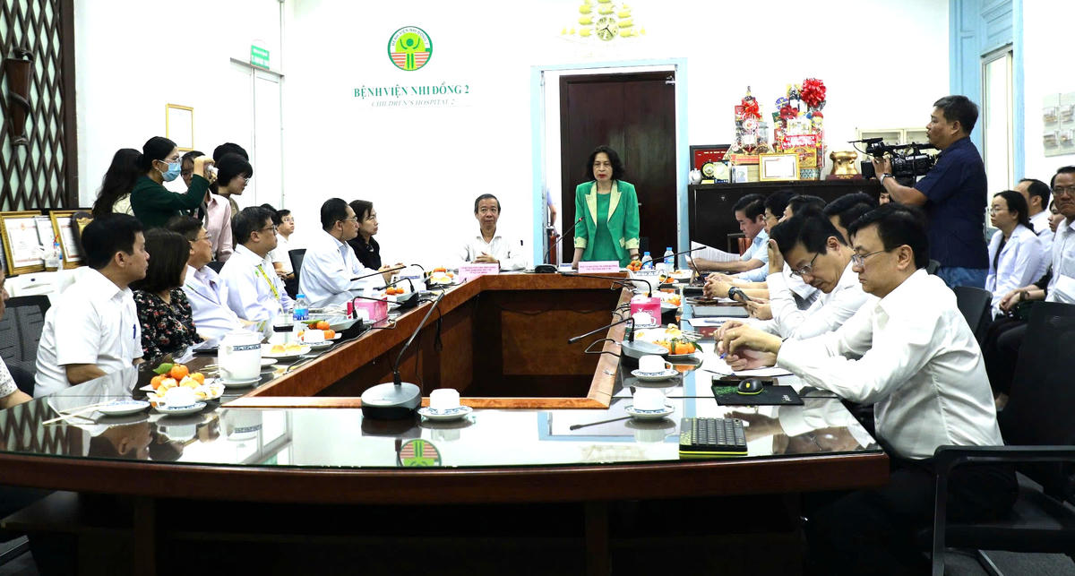 Bộ Y tế làm việc với Bệnh viện Nhi đồng 2 về công tám khám và điều trị bệnh tay chân miệng. Ảnh: N.T