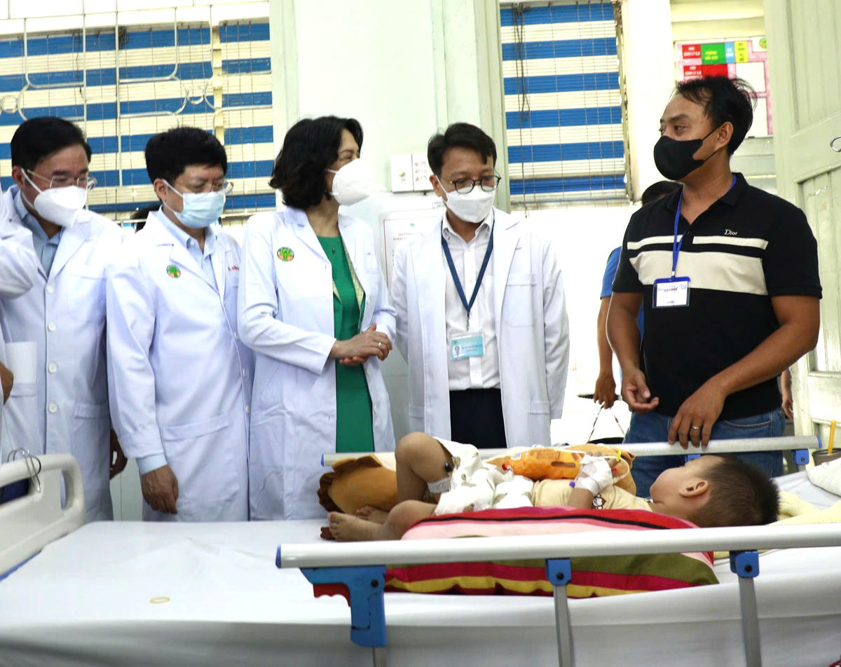 Lãnh đạo Bộ Y tế thăm bệnh nhi bị tay chân miệng tại Bệnh viện Nhi đồng 2. Ảnh: N.T