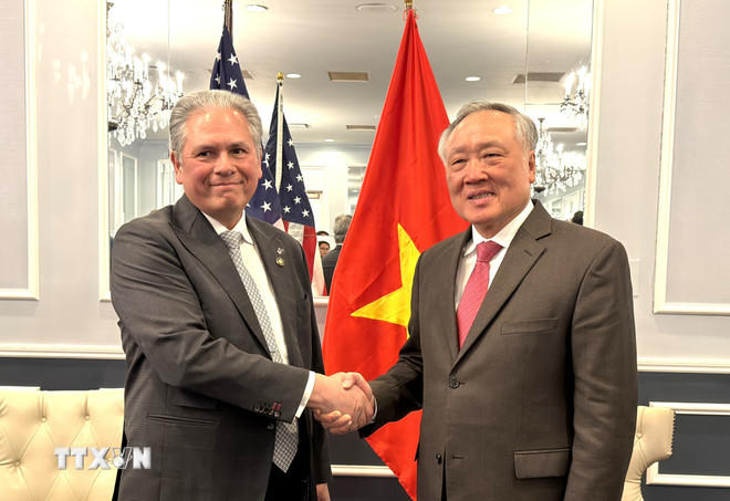 Phó Thủ tướng Thường trực Nguyễn Hòa Bình làm việc với đoàn đại biểu Bang Oregon, do Thượng Nghị sỹ Mark Meek dẫn đầu. (Ảnh: Ngọc Quang/TTXVN).