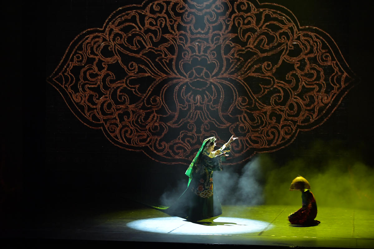 
Vở diễn ballet đương đại 'Dó' được xây dựng trên nền tổ khúc The Four Seasons của Antonio Vivaldi, trong phiên bản chuyển soạn đương đại của Max Richter. Đây không chỉ là lựa chọn âm nhạc, mà là một tuyên ngôn thẩm mỹ: Giữ lại tinh thần cổ điển, nhưng đặt trong nhịp điệu của thế kỷ XXI.

